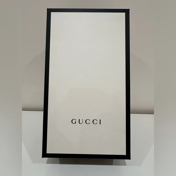 Gucci white&black shoe box with 2 dust bags, tissue/shoe stuffing papers & card - Picture 2 of 13